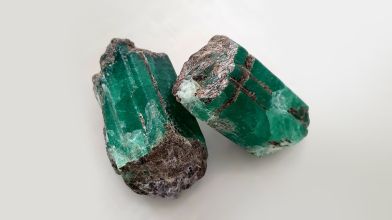 Коллекция уникальных изумрудов Мариинского прииска пополнилась камнями-близнецами