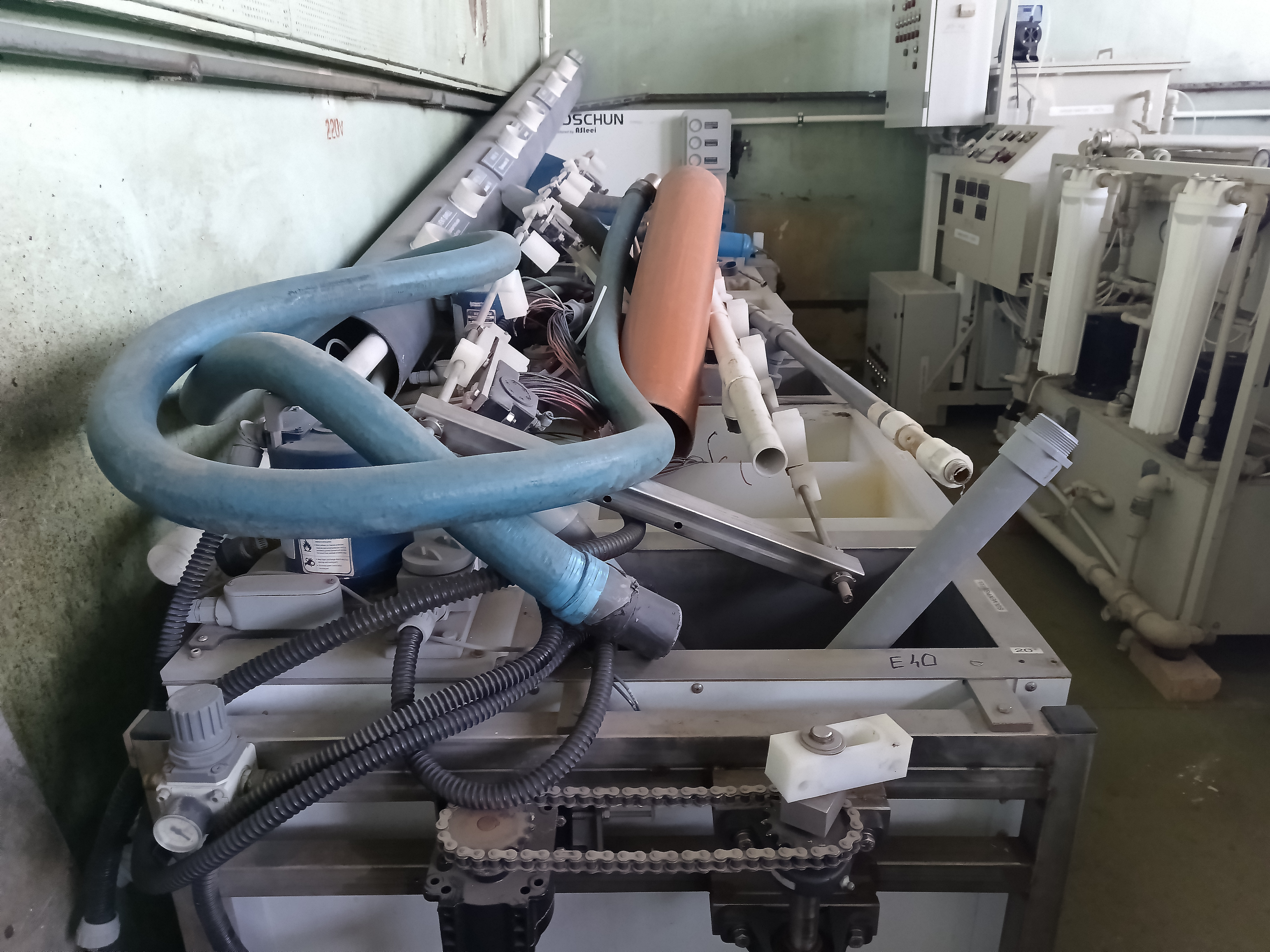 Вертикальная линия для процесса химической подготовки. 