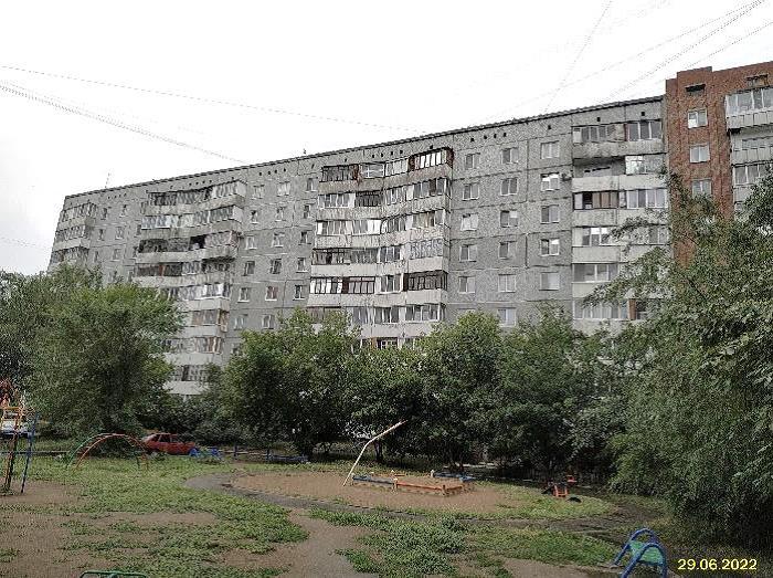 3 комнатная квартира (1/2 доли в праве общей долевой собственности)