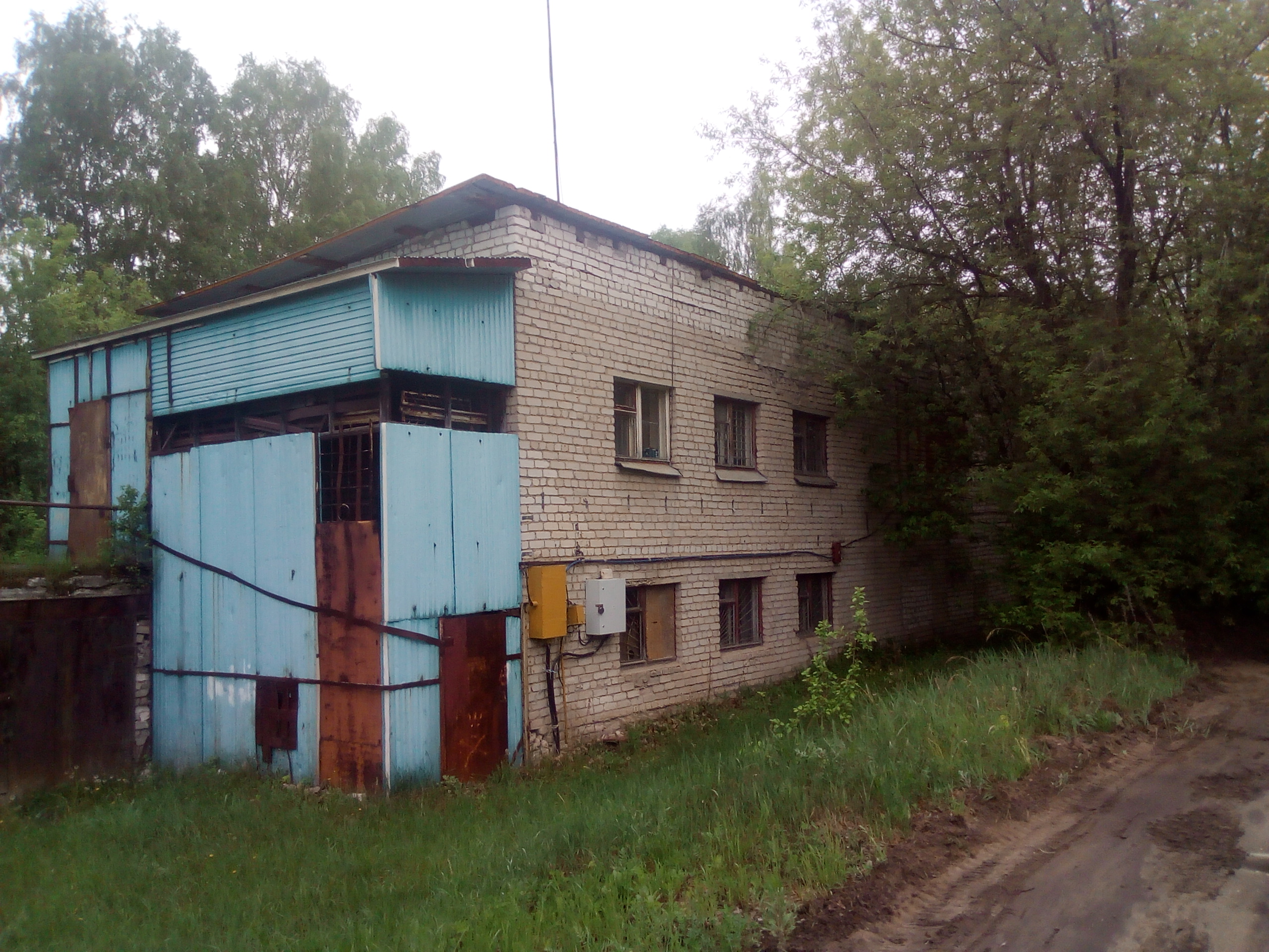 Нежилое здание на земельном участке