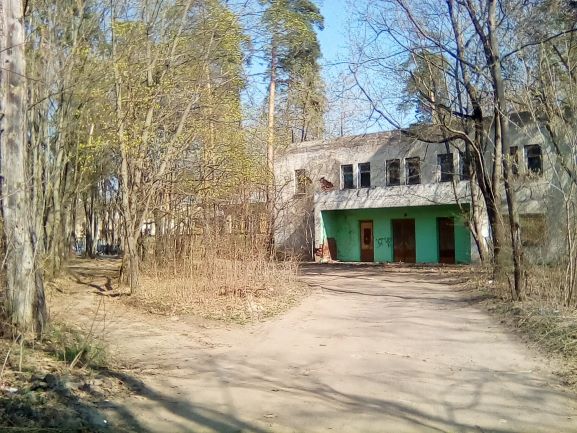 Двухэтажное здание в промзоне