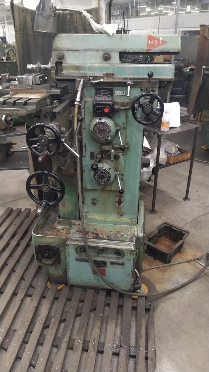 Универсально-фрезерный станок 675П  ИН №309235.