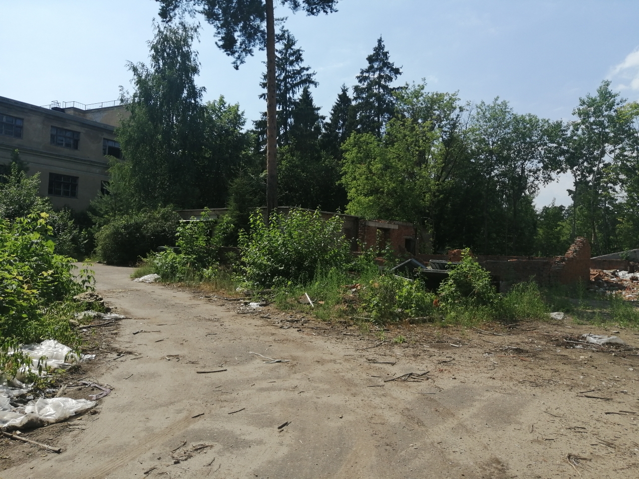 Нежилое помещение с земельным участком 