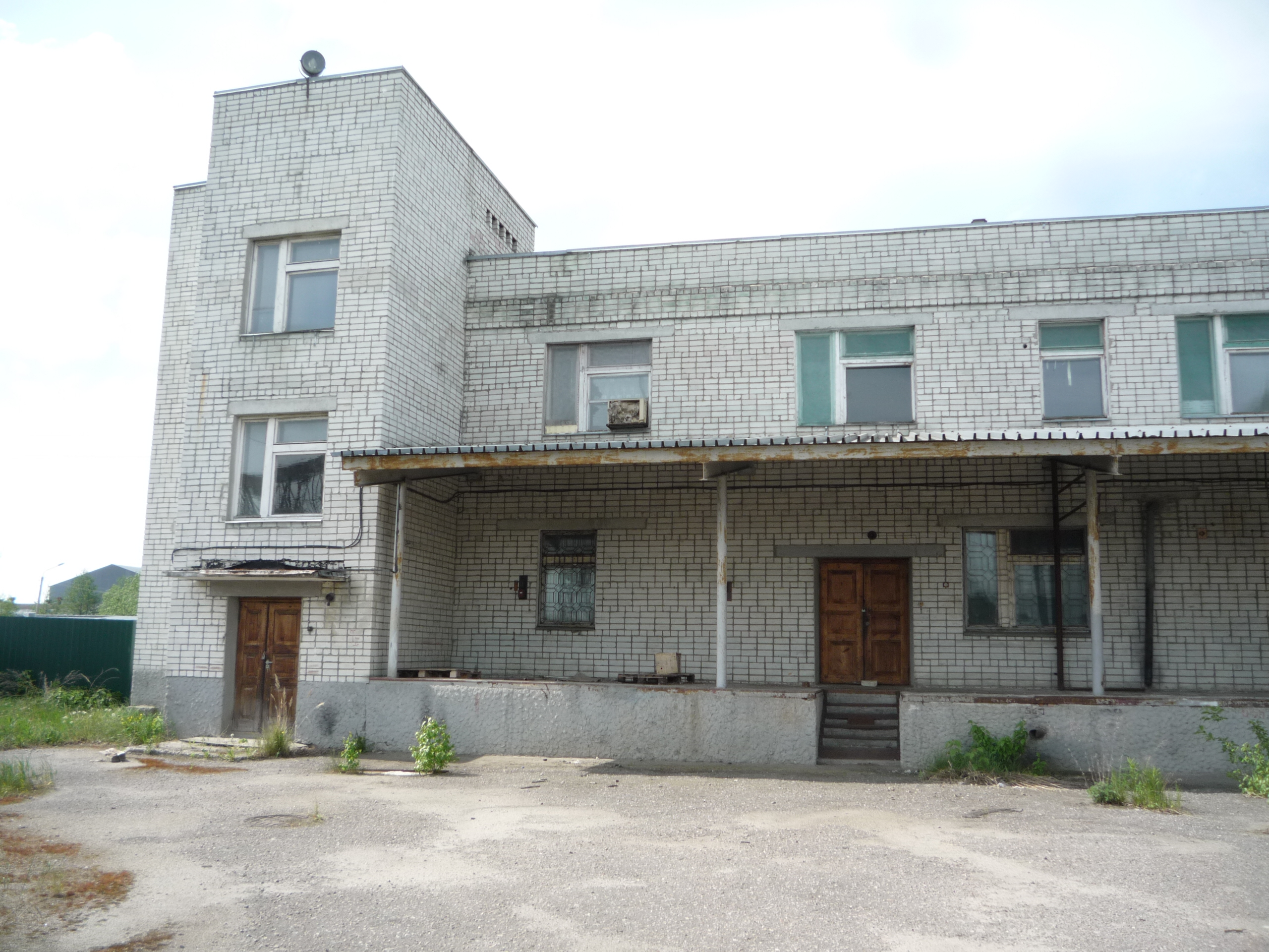 Административно-торговые помещения с земельным участком 