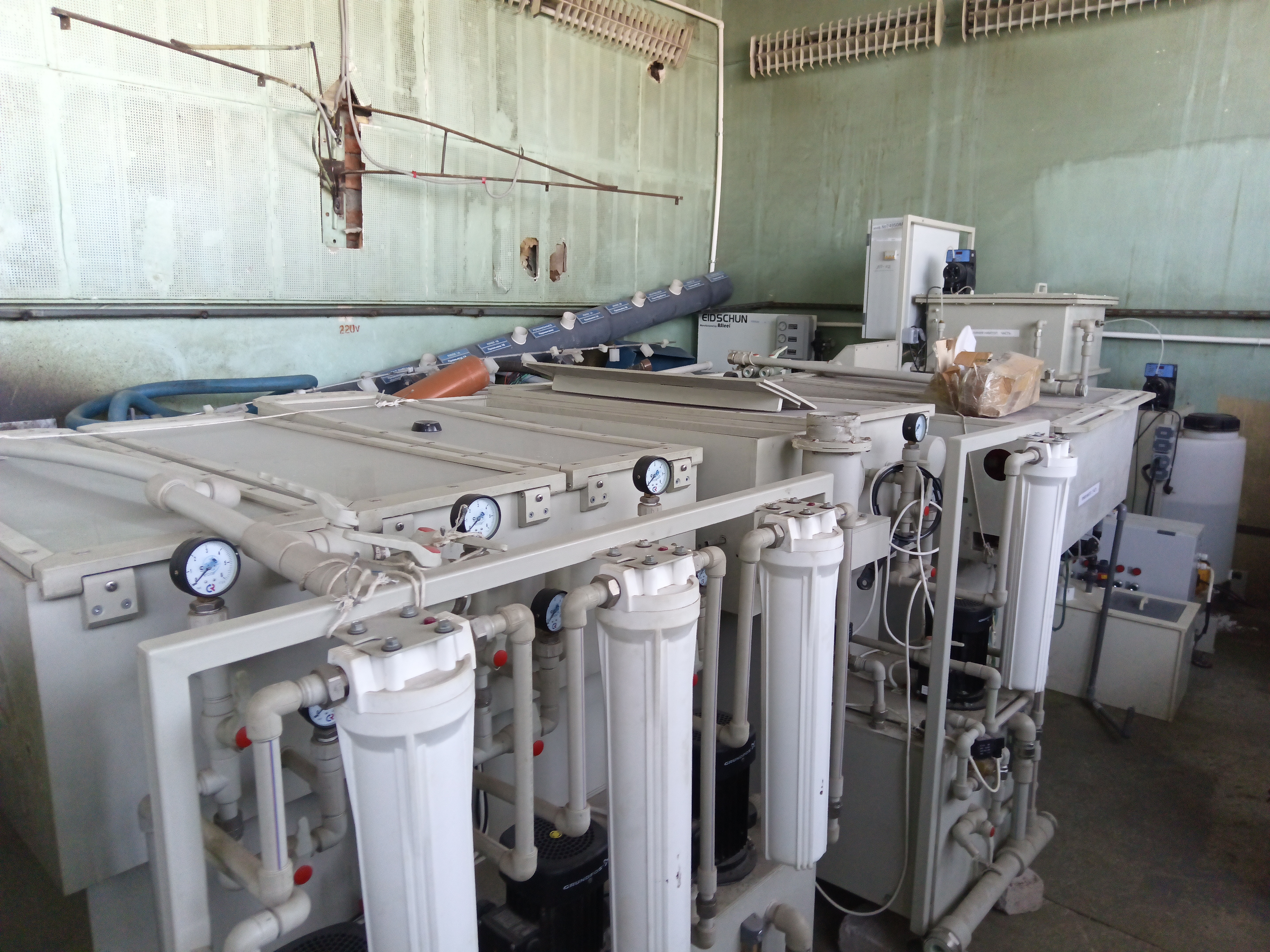 Горизонтальная линия проявления защитной паяльной маски.