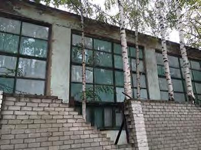 Нежилое здание с земельным участком 