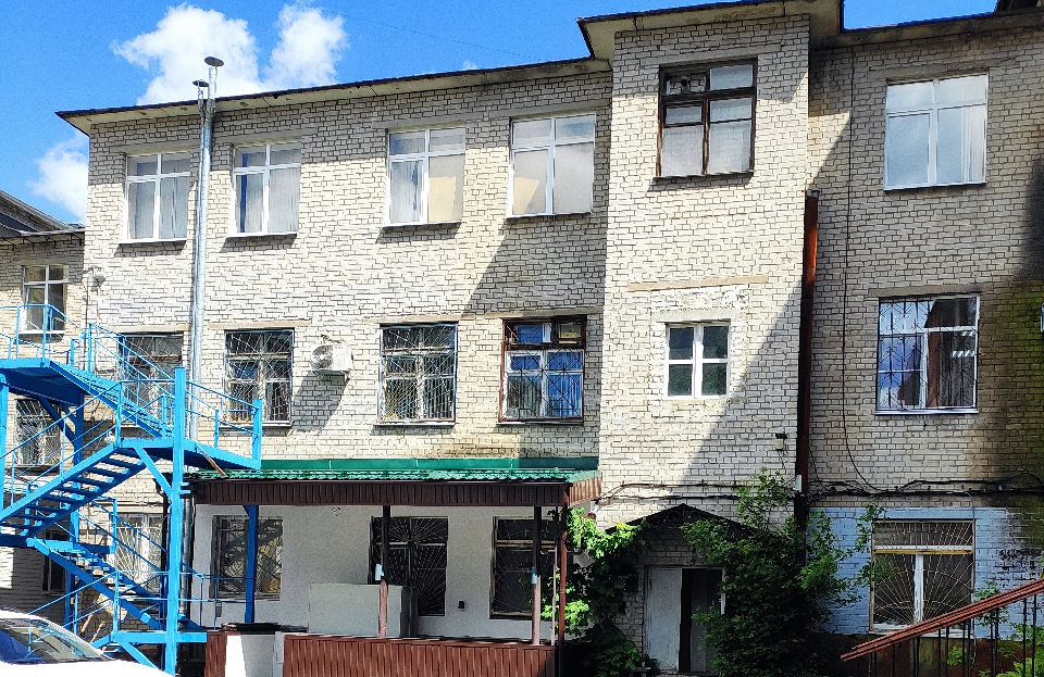 Здание склада на земельном участке 