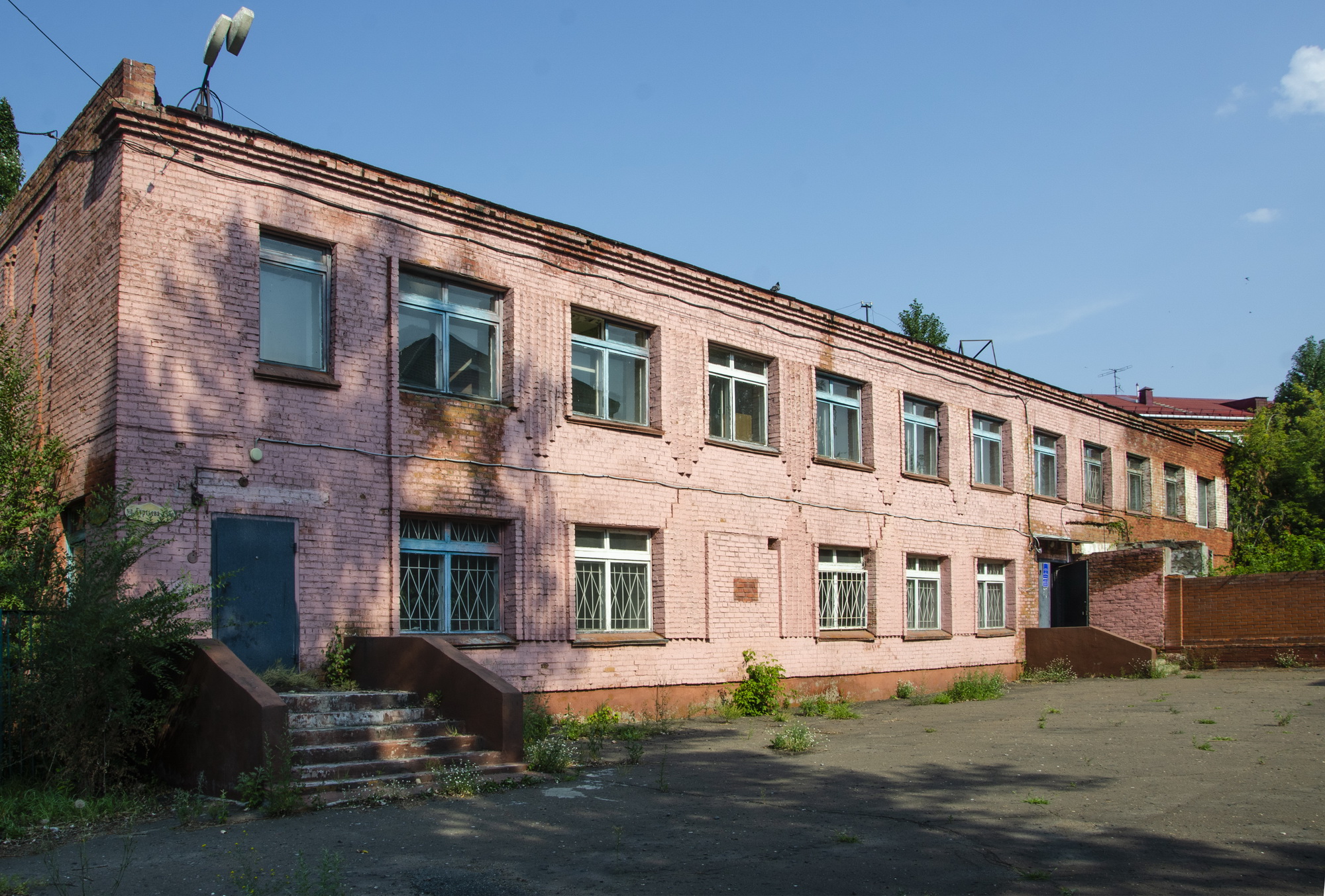 Административное здание с земельным участком